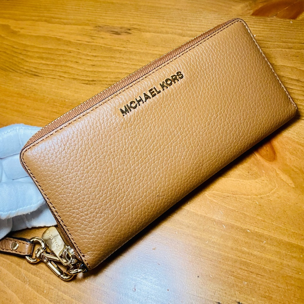 EUC Michael Kors Camel Brown Saffiano Leather Continental Wristlet - Picture 4 of 17